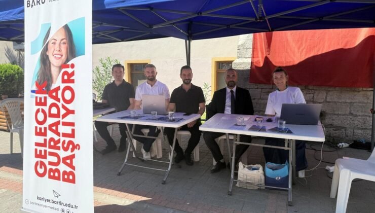 Rektör Akkaya’dan BARÜ’nün tanıtım ve tercih standına ziyaret