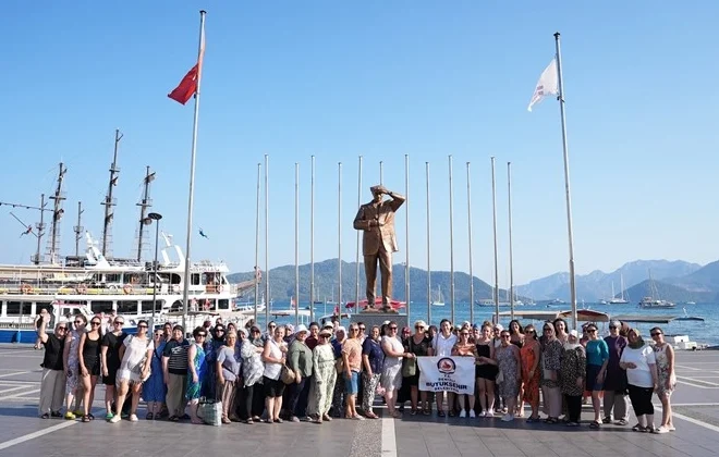 Yüzme öğrenen kadınlar Marmaris’te denizle buluştu
