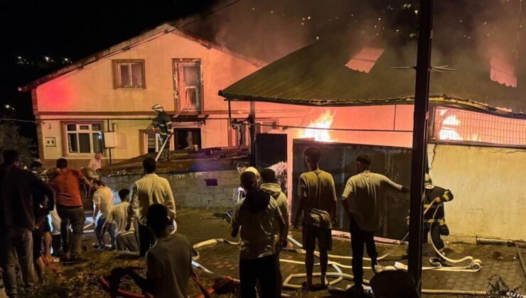 Zonguldak’ta alevler gökyüzünü sardı, 4 ev yandı
