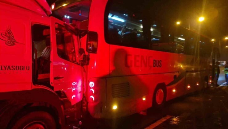 Lastiği patlayan otobüse kamyon çarptı: 1 yaralı