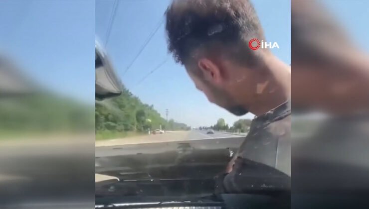 Kaput üzerinde giderek motoru kontrol ettiler