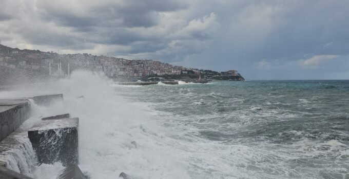 Fırtına Zonguldak’ı vurdu; dalgalar 7 metreye ulaştı