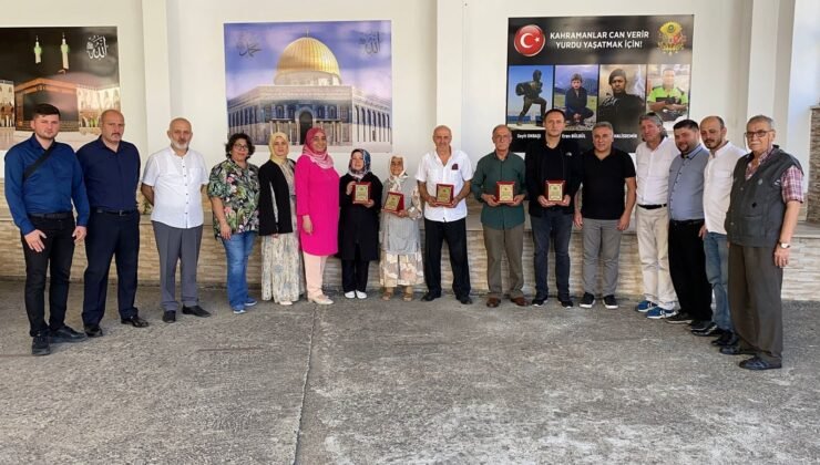 Hayırseverlere plaket takdimi