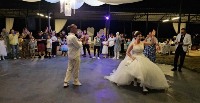 Özel gereksinimli Cemre, gelinlik hayaline kavuştu