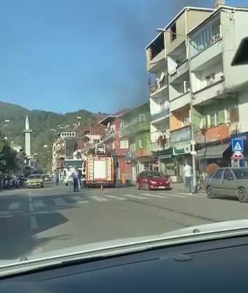 Zonguldak’ta 3 katlı binanın çatısında yangın çıktı