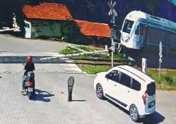 Zonguldak’ta yolcu treni motosiklete çarptı: Sürücü yaralandı