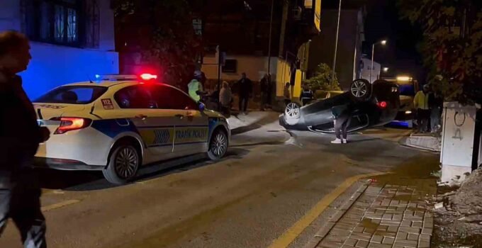 Kaldırıma çarpan otomobil takla attı