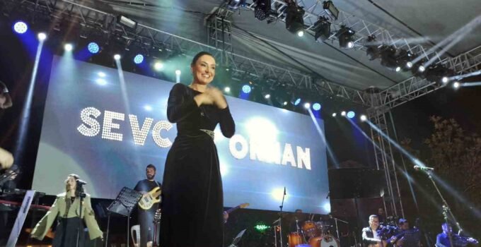 Halk konserinde Devrekliler Sevcan Orhan ile coştu