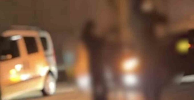 Yol kapatarak eğlenen 4 sürücüye cezai işlem