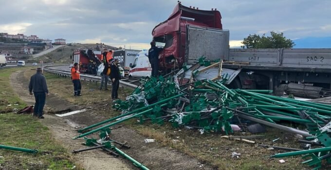 Bariyerlere çarpan tırın dorsesindeki demir profiller yola saçıldı: 1 yaralı