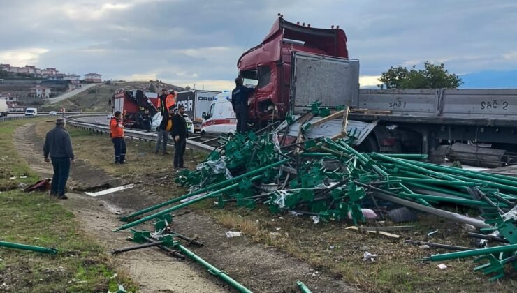 Bariyerlere çarpan tırın dorsesindeki demir profiller yola saçıldı: 1 yaralı