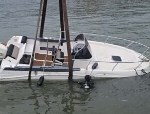 Fırtınada batan mini yat vinç yardımıyla karaya çıkarıldı