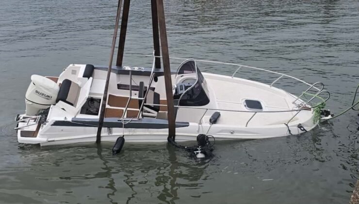 Fırtınada batan mini yat vinç yardımıyla karaya çıkarıldı