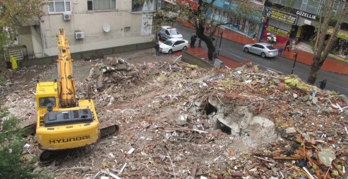 Ereğli’de bina yıkımı sırasında gaz sızıntısı paniğe neden oldu