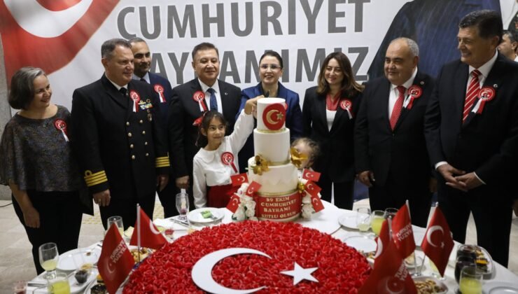 Bartın’da 29 Ekim kabul töreni Camlı Salon’da yapıldı