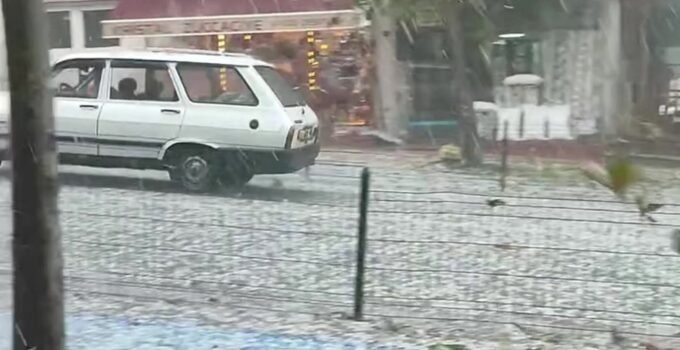 Çaycuma’da ceviz büyüklüğünde dolu yağdı