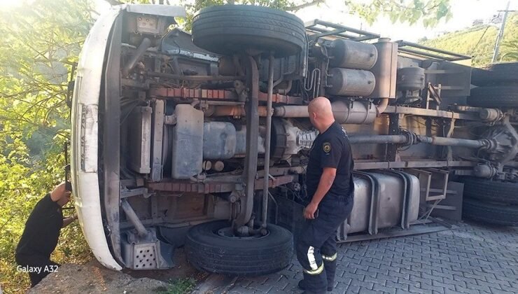 Direksiyon hakimiyetini kaybeden kamyon devrildi: 2 yaralı