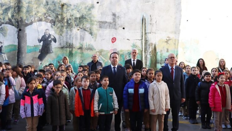 İl Millî Eğitim Müdürü Keskin öğrencilerle bayrak törenine katıldı