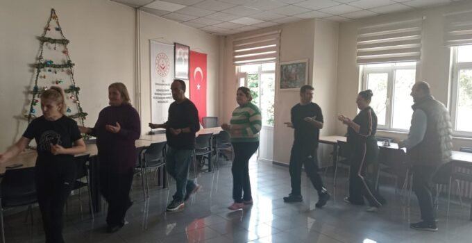 Özel bireyler halk dansları öğreniyor