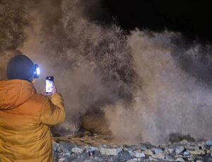 Karadeniz’de dalgaların boyu 8 metreyi aştı
