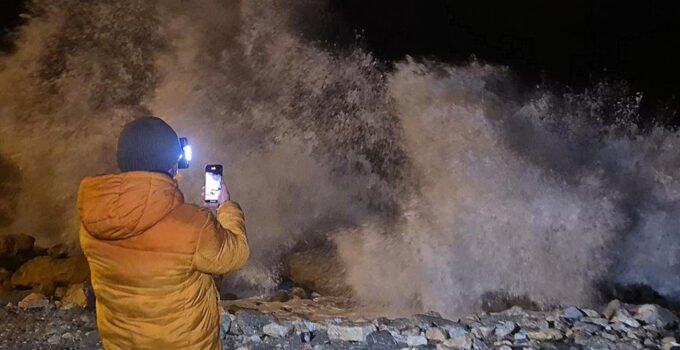 Karadeniz’de dalgaların boyu 8 metreyi aştı
