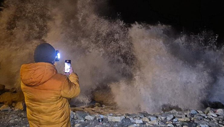 Karadeniz’de dalgaların boyu 8 metreyi aştı
