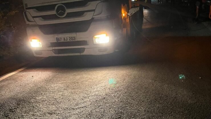 Zonguldak’ta açık dorseli tır elektrik tellerini kopardı