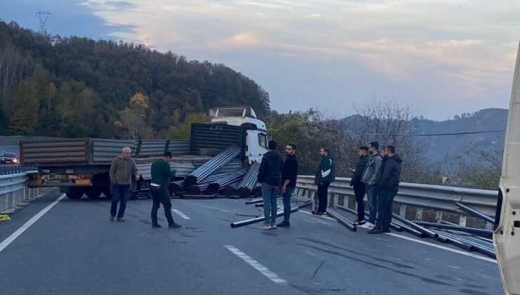 Zonguldak-Ereğli Yolunda Tır Bariyerlere Çarptı: Demirler Yola Saçıldı, Trafik Durdu