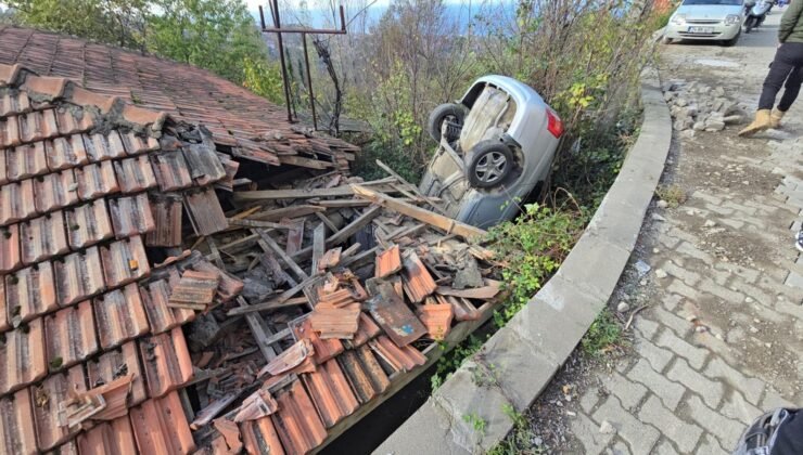 Zonguldak’ta kontrolden çıkan otomobil kullanılmayan evin çatısına düştü