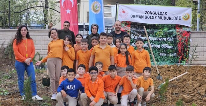 Zonguldak’ta Öğrenciler “Yeşil Vatan” İçin Fidan Dikti