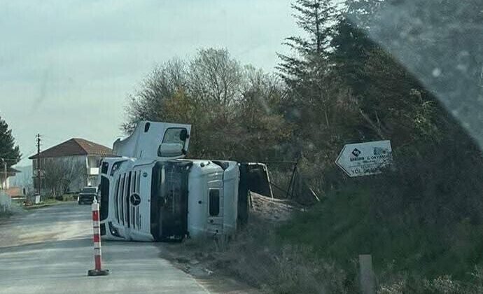 Çaycuma’da kontrolü kaybeden tır devrildi