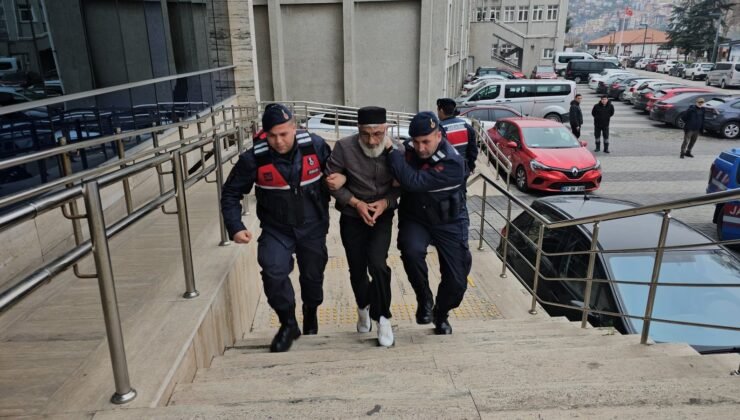 Eşini ve kayınvalidesini öldüren zanlı adliyede