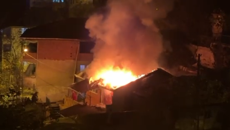 Mithatpaşa’da iki katlı evde yangın çıktı