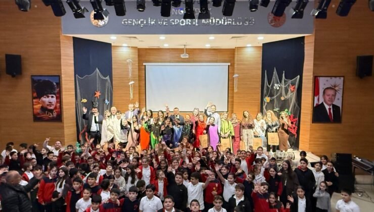 Zonguldak’ta Gençlik Merkezinden Anlamlı Müzikal: “Küçük Kara Balık” Sahnelendi