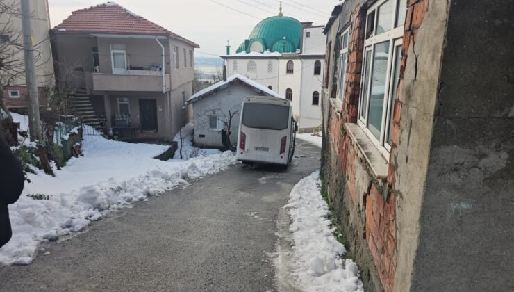 Karadeniz Ereğli’de buzlu yol faciaya davetiye çıkardı, halk otobüsü eve daldı