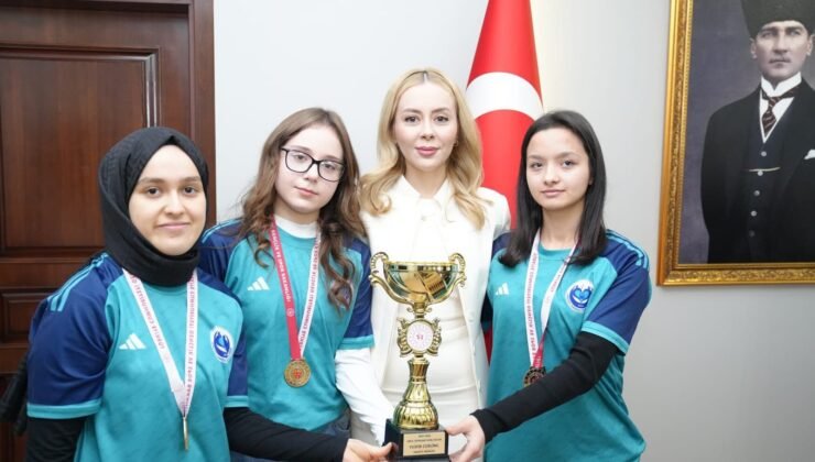 Şampiyon kızlardan Kaymakam Şıktaş’a ziyaret