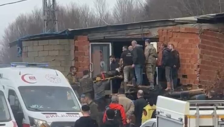 Göçük altında kalan 3 kişiden biri yaralı kurtuldu, diğer ikisini arama kurtarma çalışmaları sürüyor