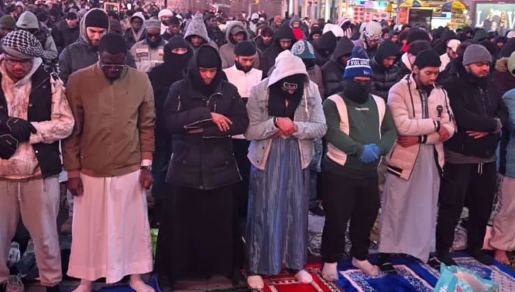 Abd Times Meydanı'Nda Teravih Namazı