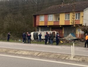 Ankara yolunda minibüs devrildi: 4 kişi yaralandı