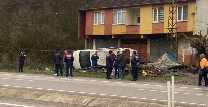 Ankara yolunda minibüs devrildi: 4 kişi yaralandı