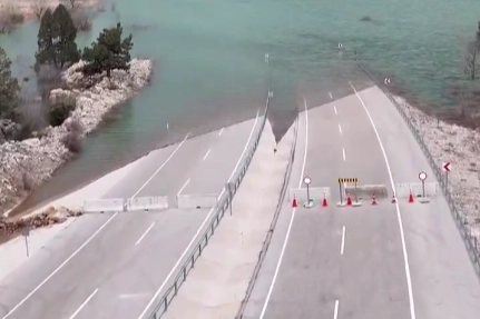 Antalya–Konya Yoluna Taşkın Engeli! Geçici Olarak Trafiğe Kapatıldı!