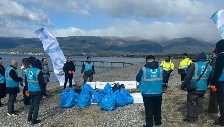 Balıkesir’de Altınkum Sahilinde Anlamlı Temizlik