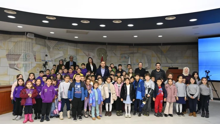 Balıkesir’de Başka Akın, Öğrencileri Belediyede Ağırladı