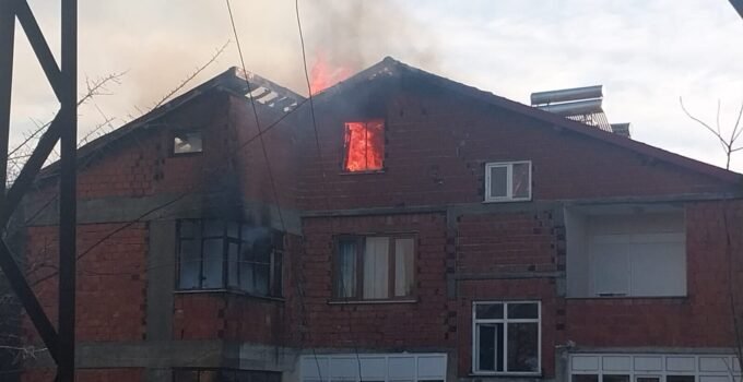Beycuma’da korkutan yangın: Çatı katı alevlere teslim oldu