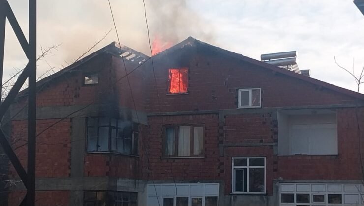 Beycuma’da korkutan yangın: Çatı katı alevlere teslim oldu
