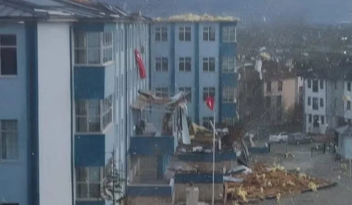 Düzce'De Şiddetli Rüzgârda Lisenin Çatısı Yıkıldı