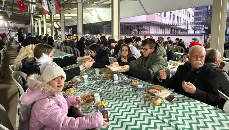 İzmit'Te Dayanışma Sofrası Plajyolu'Nda Kuruldu