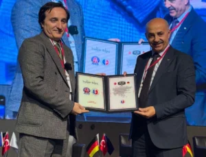 Kgk Birleşik Krallık Temsilcisi Vatan Öz'E Büyük Onur 