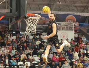 Kocaeli'De Başkan Büyükakın’dan Gençlere “Kardeş Pası”