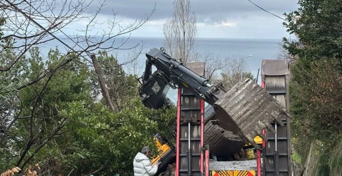 Kozlu’da tırın dorsesinden iş makinesi fırladı: Yol savaş alanına döndü